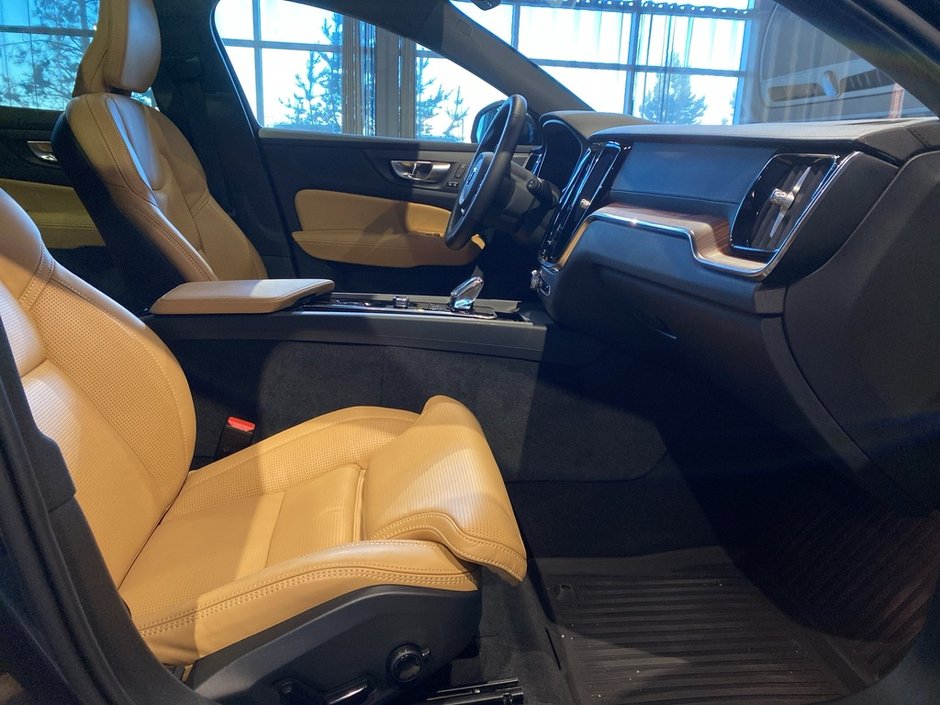 2025 Volvo V60 Cross Country B5 AWD Ultra-22