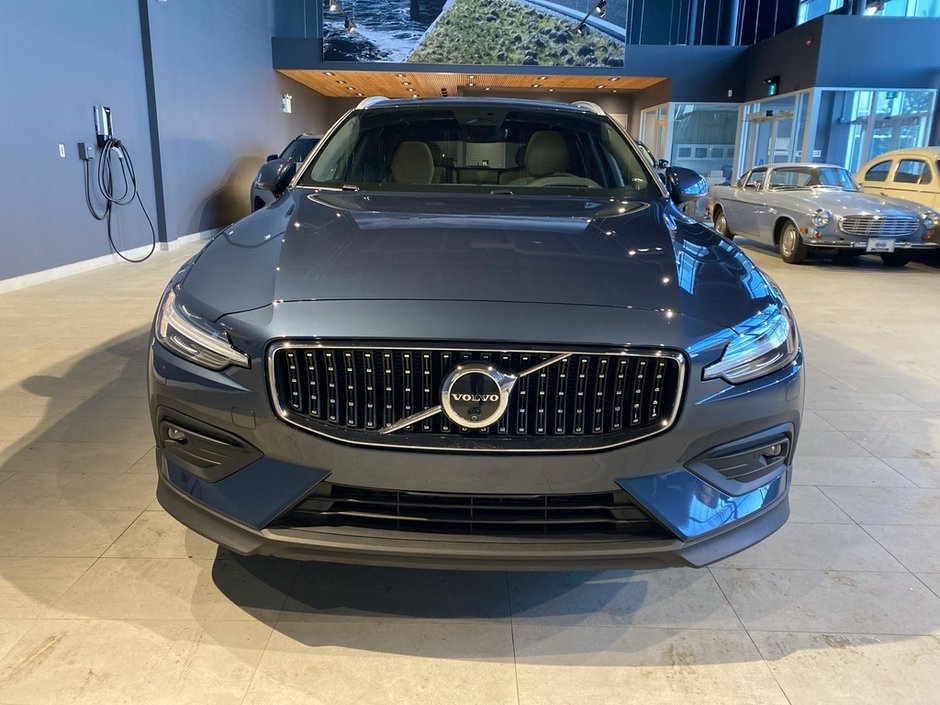 2025 Volvo V60 Cross Country B5 AWD Ultra-7
