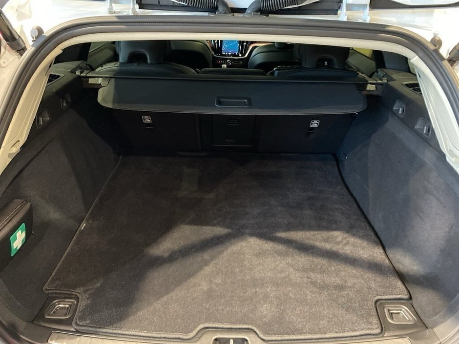 2025 Volvo V60 Cross Country B5 AWD Plus-19