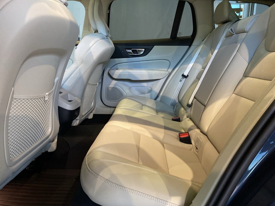 2025 Volvo V60 Cross Country B5 AWD Plus-17