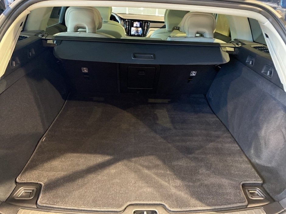 2025 Volvo V60 Cross Country B5 AWD Plus-19