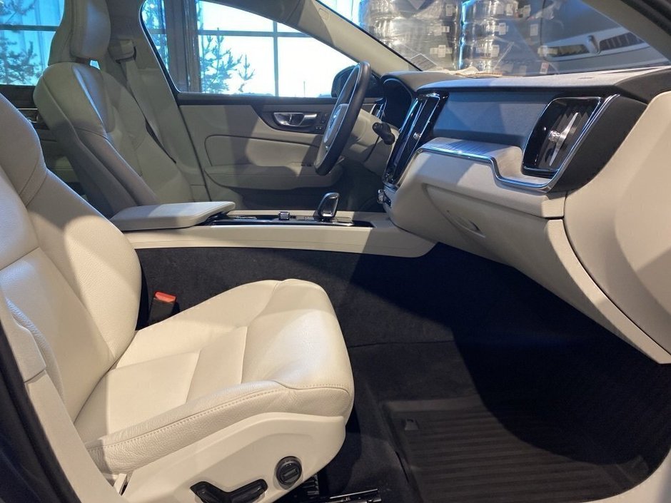 2025 Volvo V60 Cross Country B5 AWD Plus-22