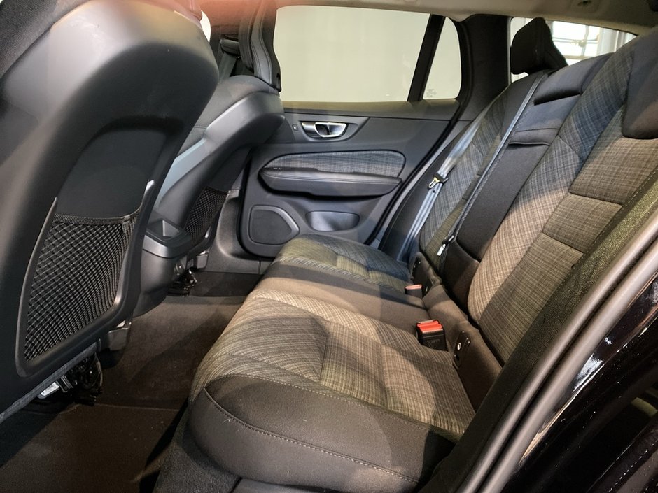 2025 Volvo V60 Cross Country B5 AWD Core-17