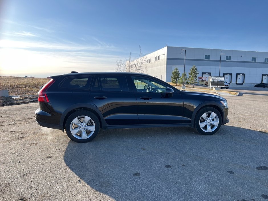 2025 Volvo V60 Cross Country B5 AWD Core-3