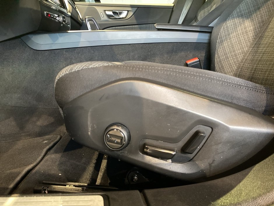 2025 Volvo V60 Cross Country B5 AWD Core-13