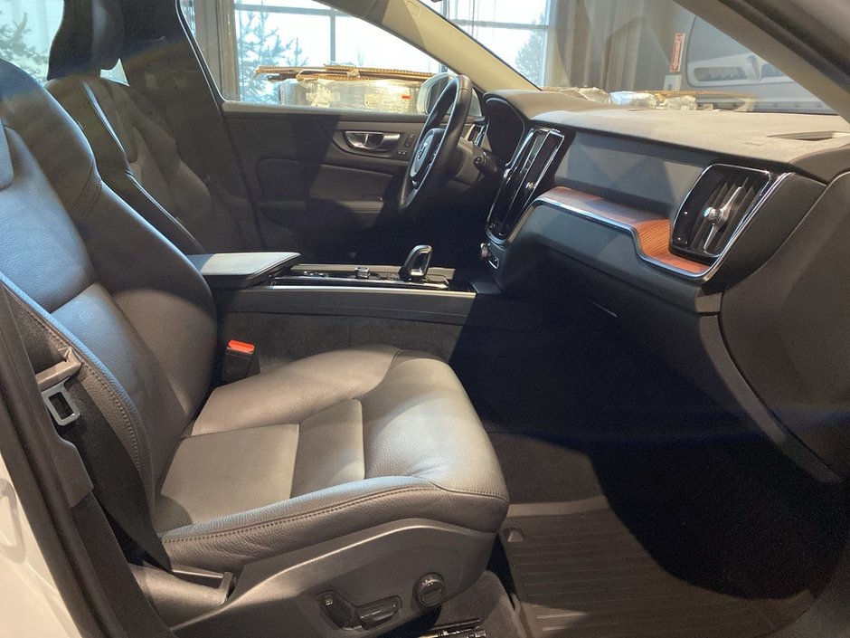 2025 Volvo V60 Cross Country B5 AWD Plus-22