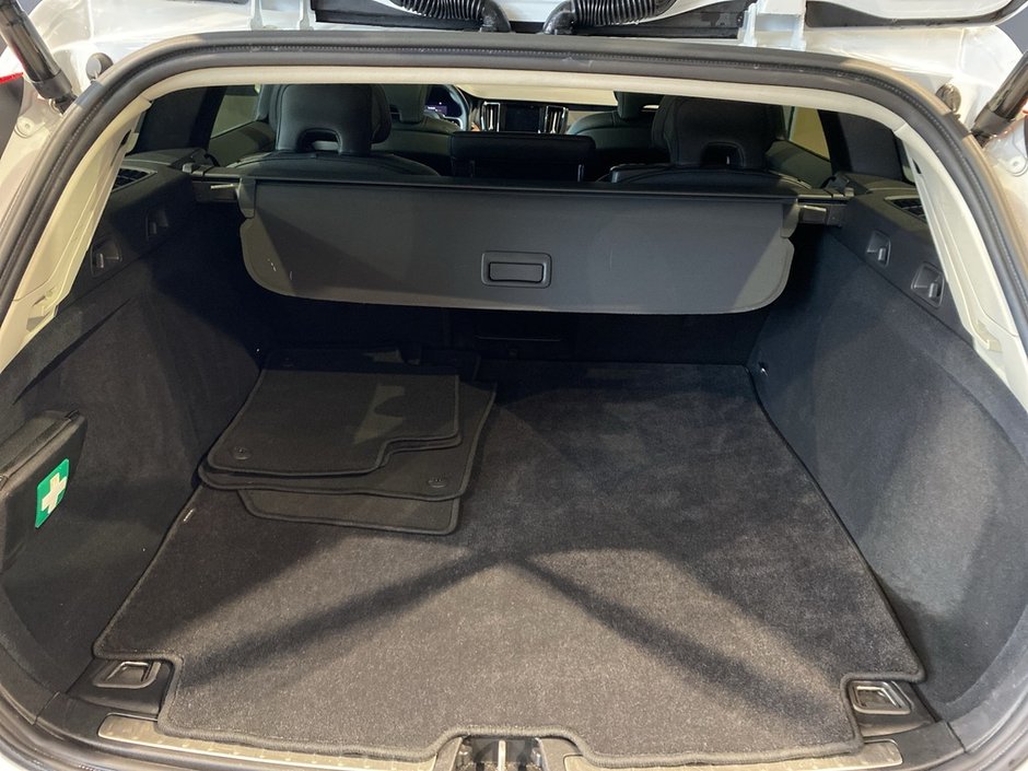 2025 Volvo V60 Cross Country B5 AWD Plus-19