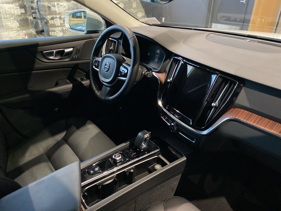 2025 Volvo V60 Cross Country B5 AWD Plus-23