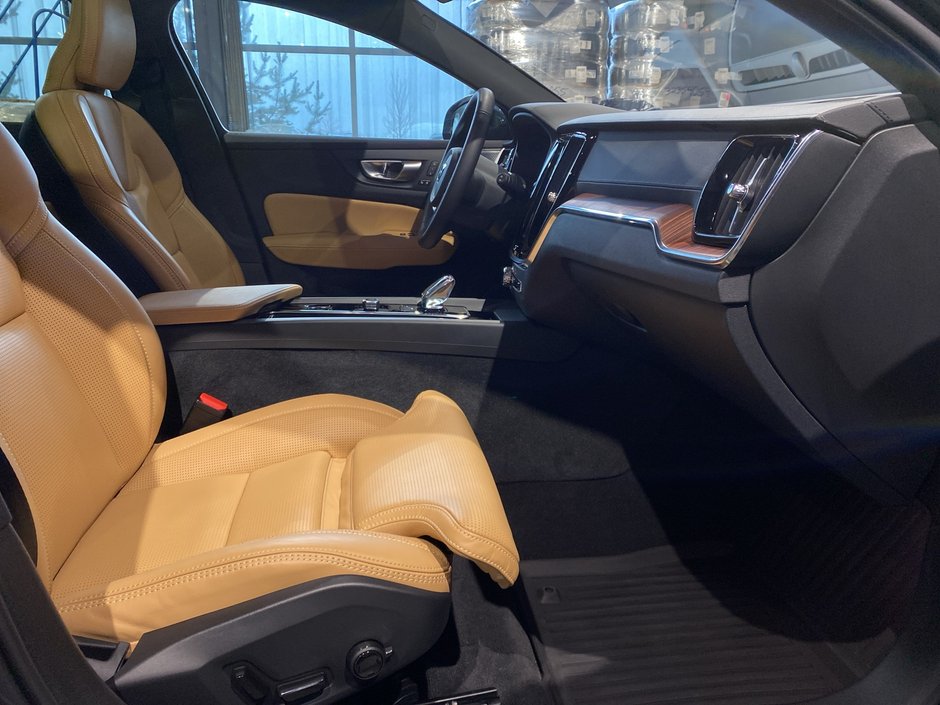 2025 Volvo V60 Cross Country Ultra-22