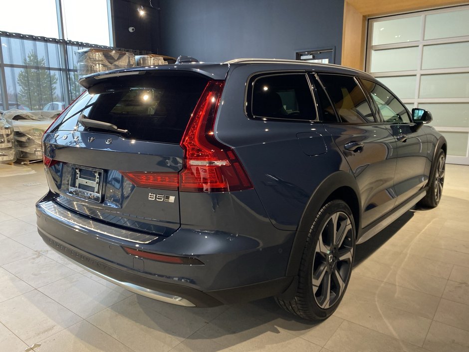 2025 Volvo V60 Cross Country Ultra-4