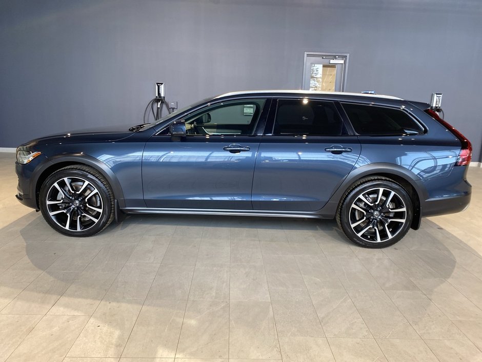 2022 Volvo V90 Cross Country B6 AWD-1