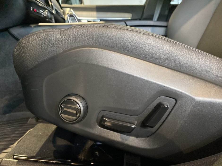 2025 Volvo V90 Cross Country B6 AWD Plus-13