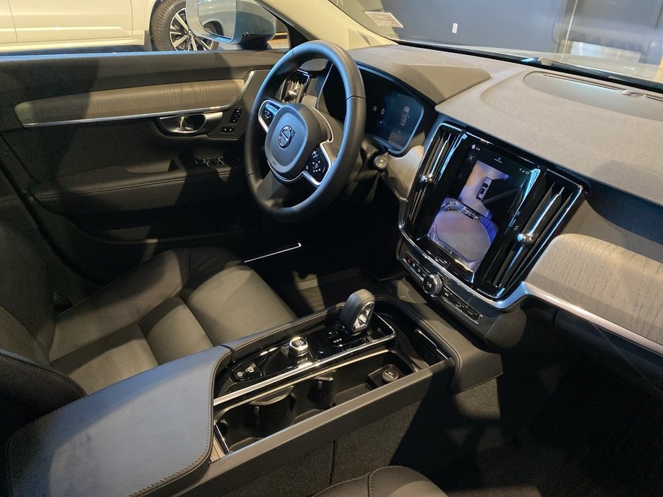 2025 Volvo V90 Cross Country B6 AWD Plus-23