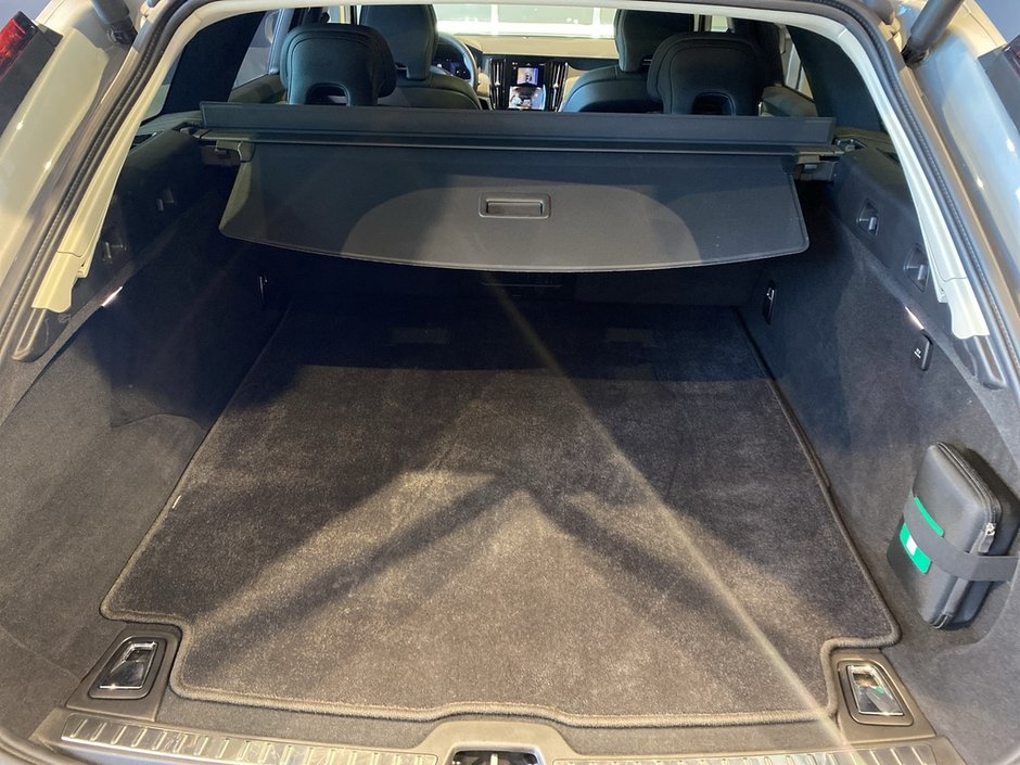 2025 Volvo V90 Cross Country B6 AWD Plus-19