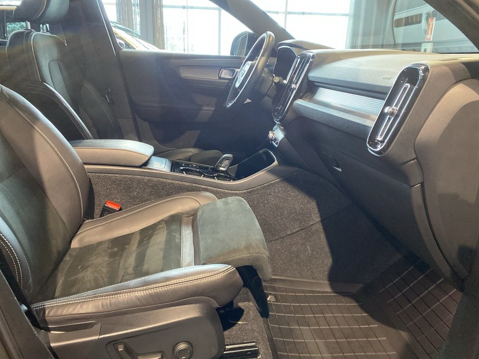 2022 Volvo XC40 T5 AWD R-Design-22