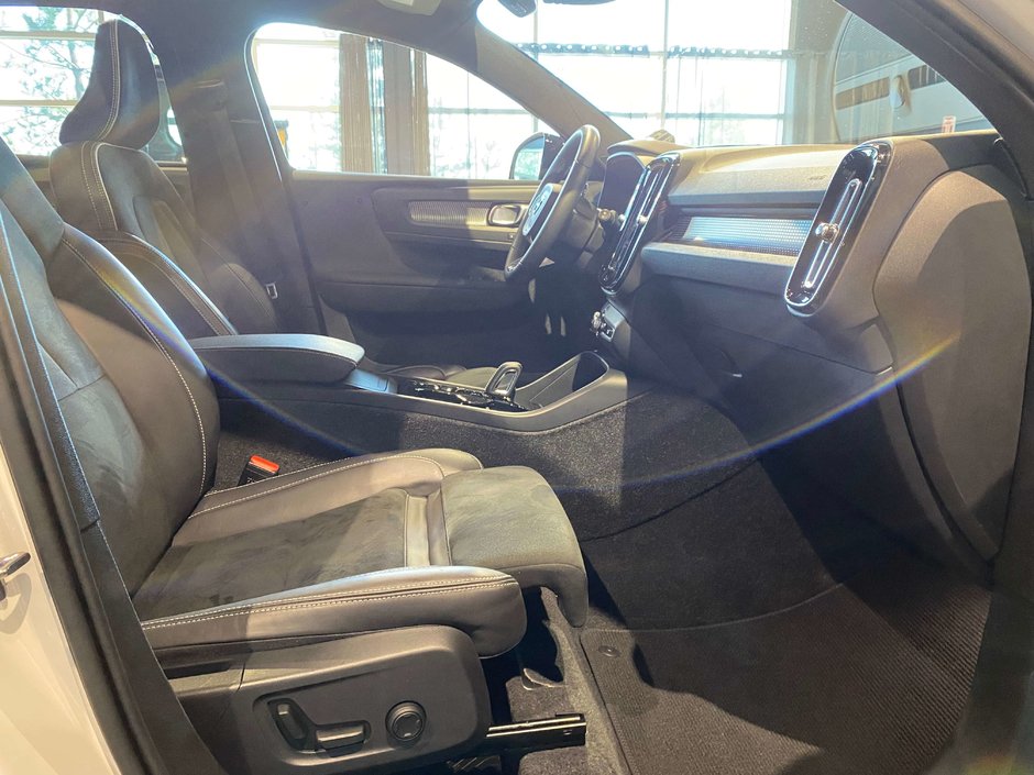 2022 Volvo XC40 T5 AWD R-Design-22