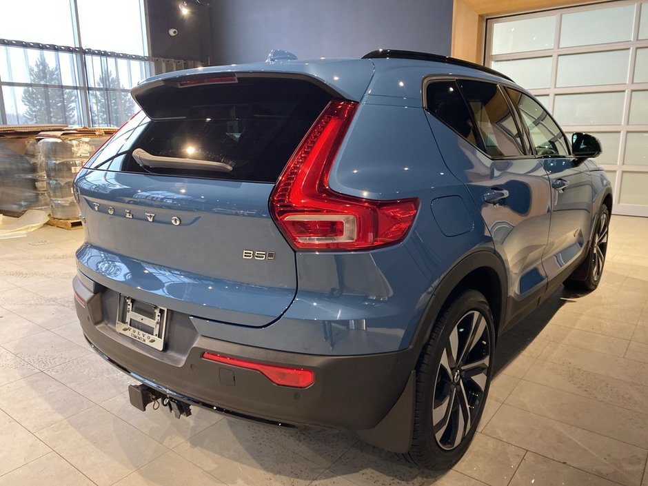2023 Volvo XC40 B5 AWD Ultimate - Dark-4
