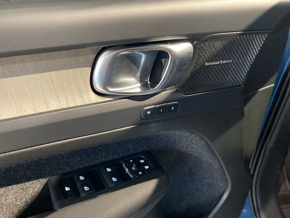 2023 Volvo XC40 B5 AWD Ultimate - Dark-11