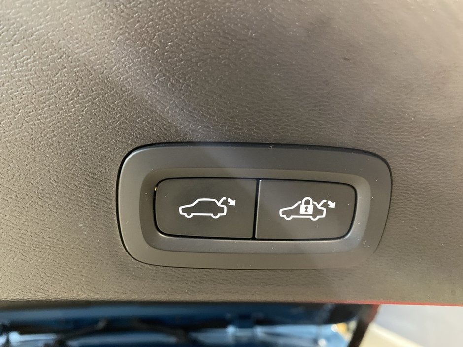 2023 Volvo XC40 B5 AWD Ultimate - Dark-20