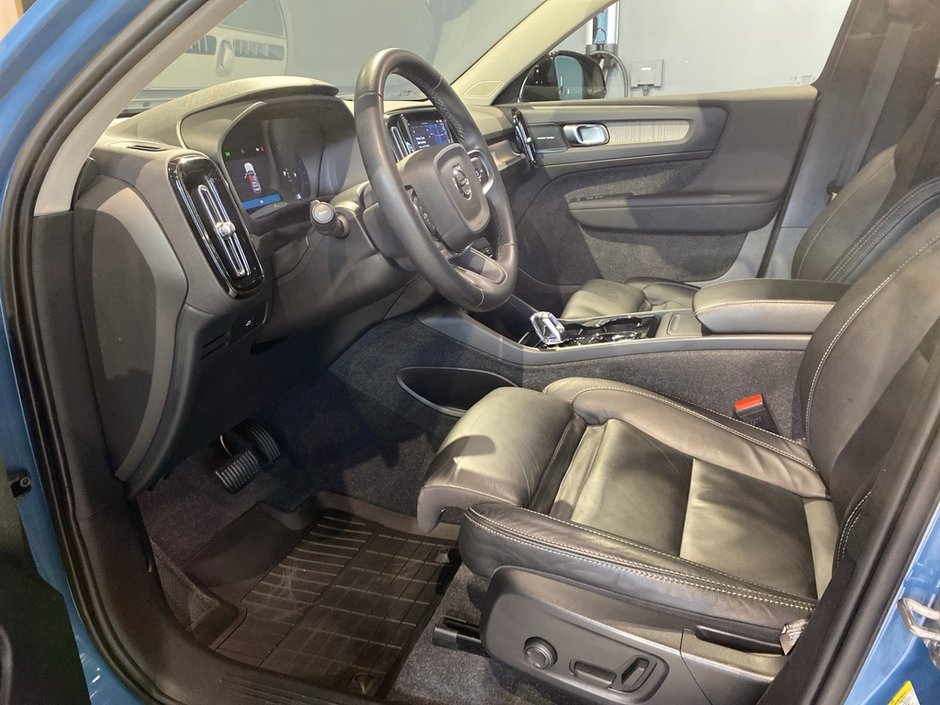 2023 Volvo XC40 B5 AWD Ultimate - Dark-9