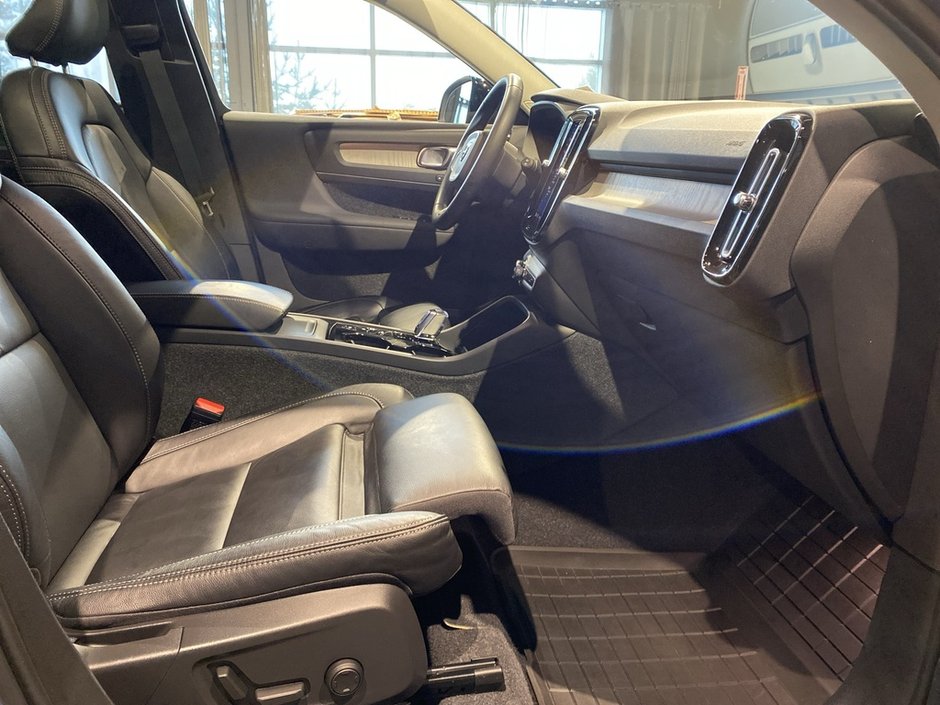 2023 Volvo XC40 B5 AWD Ultimate - Dark-22