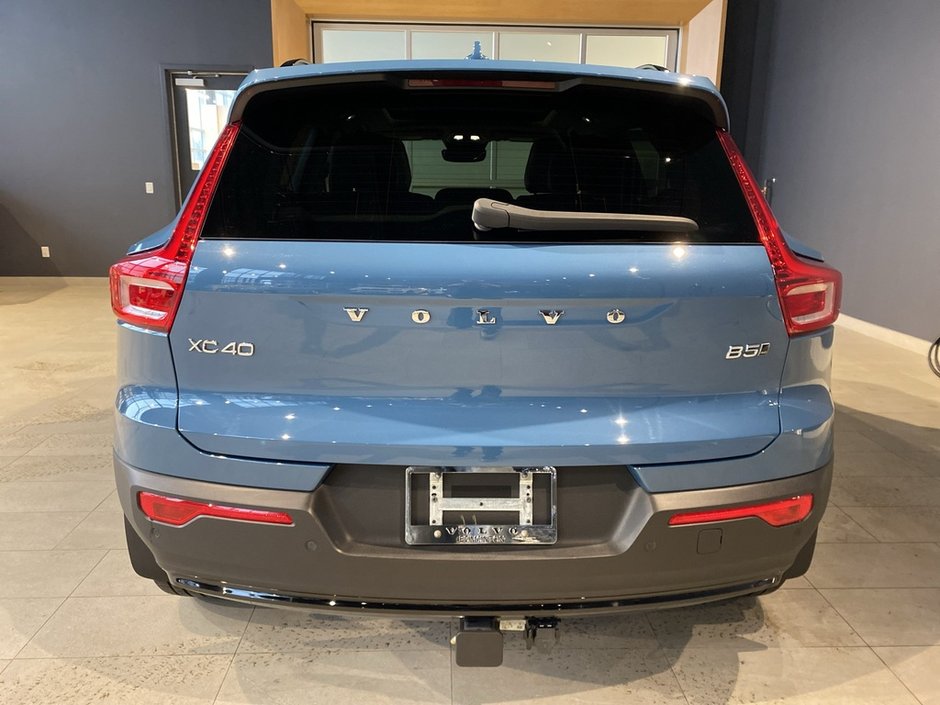 2023 Volvo XC40 B5 AWD Ultimate - Dark-3
