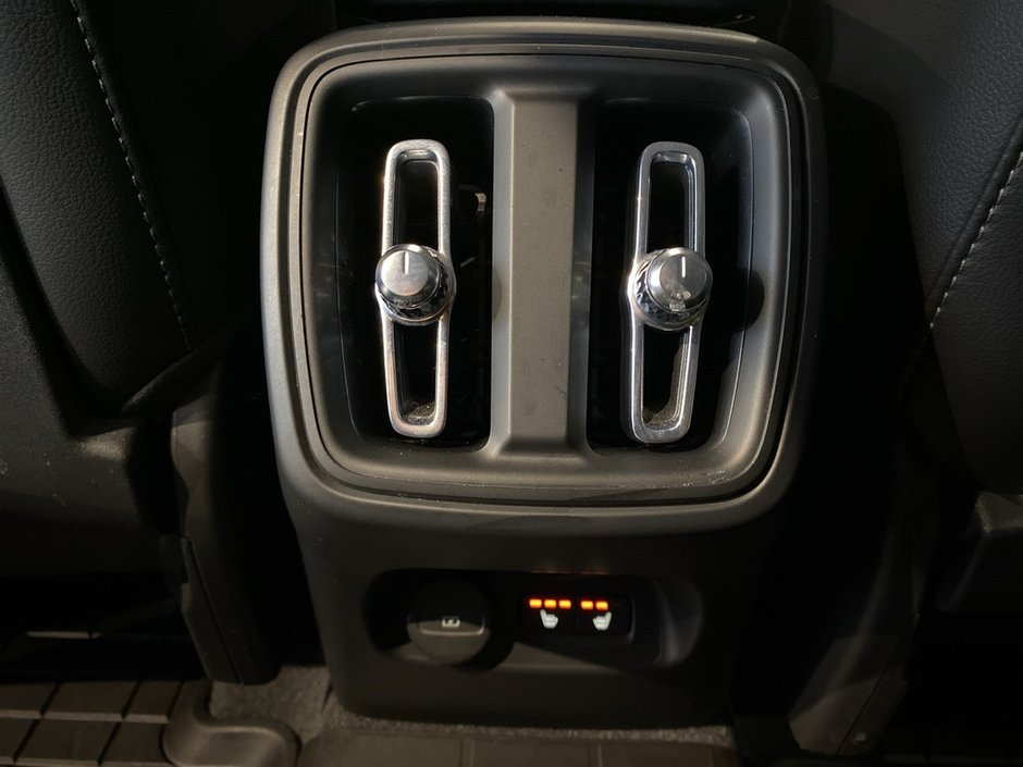 2023 Volvo XC40 B5 AWD Ultimate - Dark-18