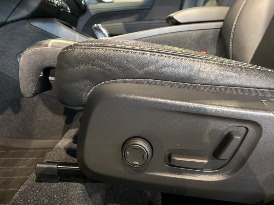 2023 Volvo XC40 B5 AWD Ultimate - Dark-13