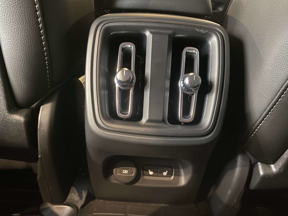 2023 Volvo XC40 B5 AWD Ultimate - Bright-17