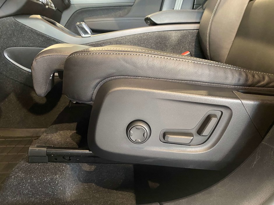 2023 Volvo XC40 B5 AWD Ultimate - Bright-11