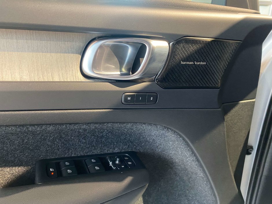 2023 Volvo XC40 B5 AWD Ultimate - Bright-10