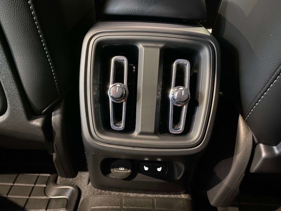 2023 Volvo XC40 B5 AWD Plus - Bright-18