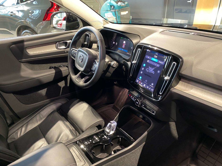 2023 Volvo XC40 B5 AWD Plus - Bright-23