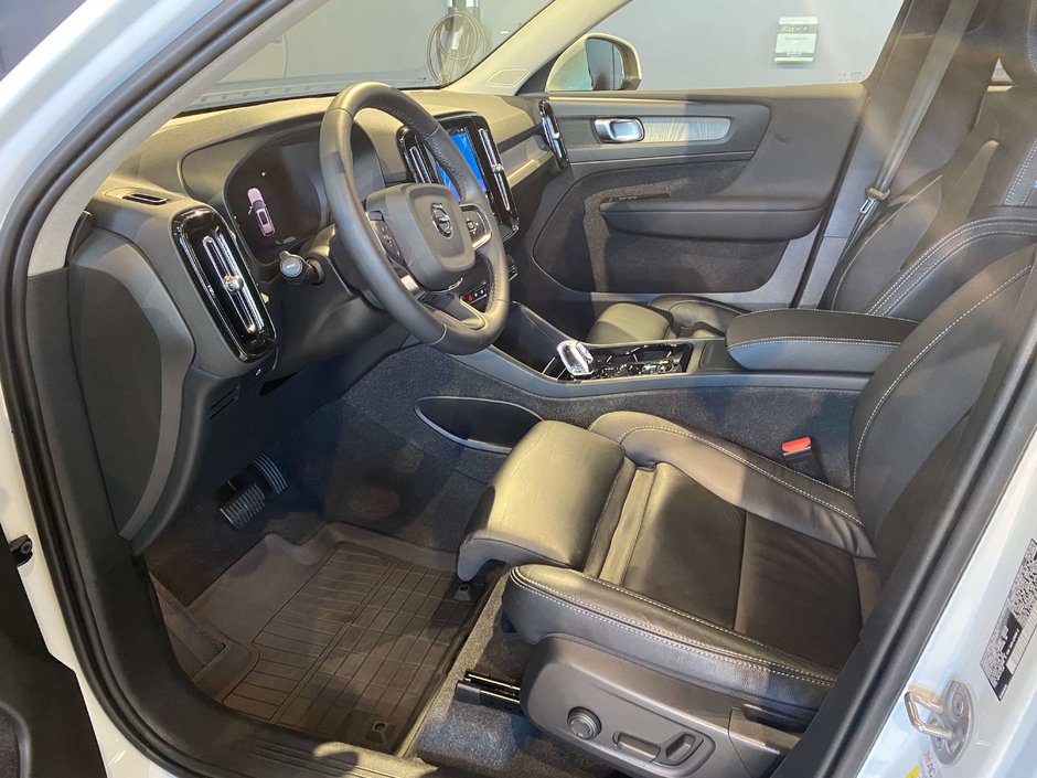 2024 Volvo XC40 B5 AWD Plus Bright Theme-9