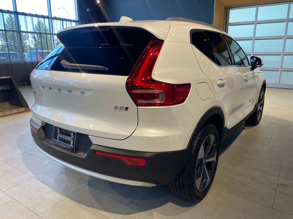 2024 Volvo XC40 B5 AWD Plus Bright Theme-4