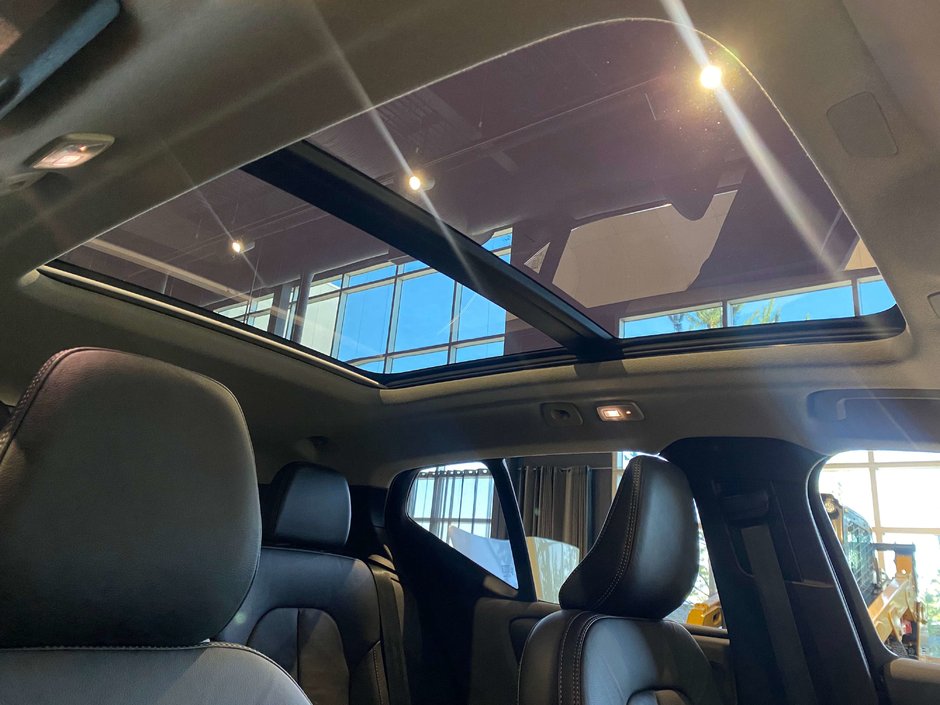 2024 Volvo XC40 B5 AWD Plus Bright Theme-24
