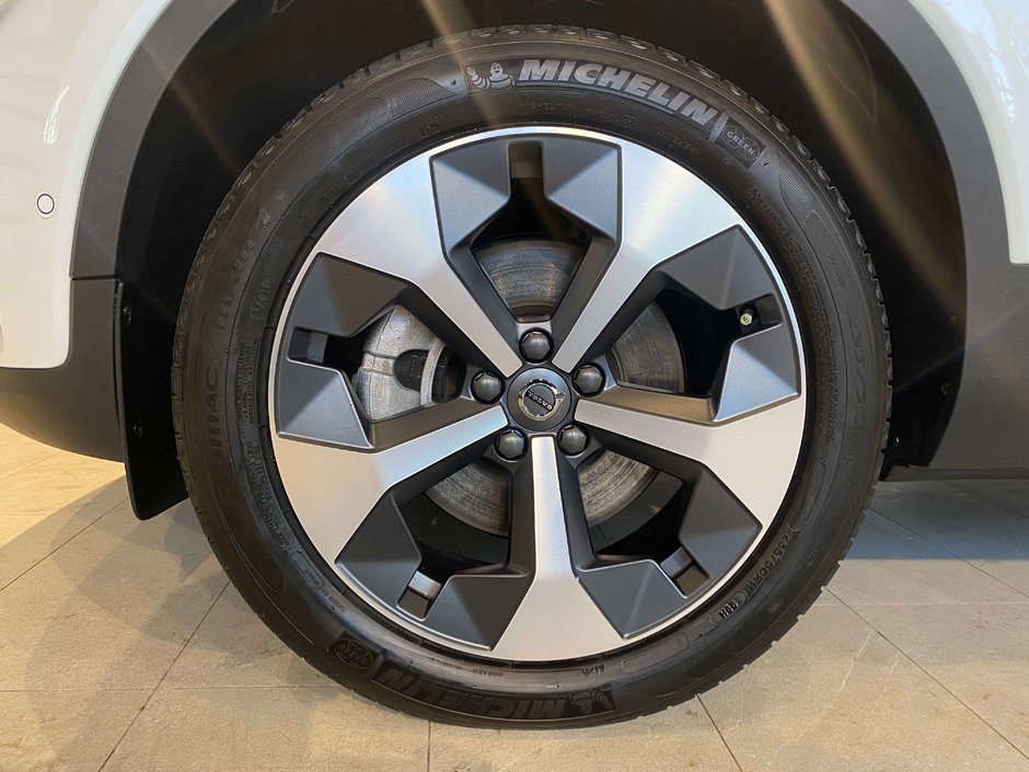 2024 Volvo XC40 B5 AWD Plus Bright Theme-8