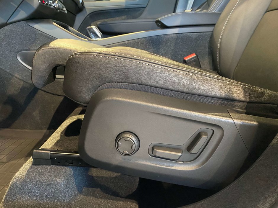 2024 Volvo XC40 B5 AWD Plus Bright Theme-13