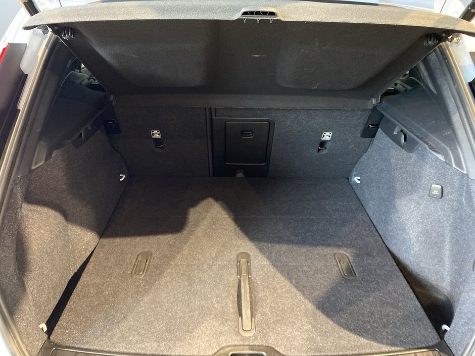 2025 Volvo XC40 B5 AWD Ultra Dark Theme-19