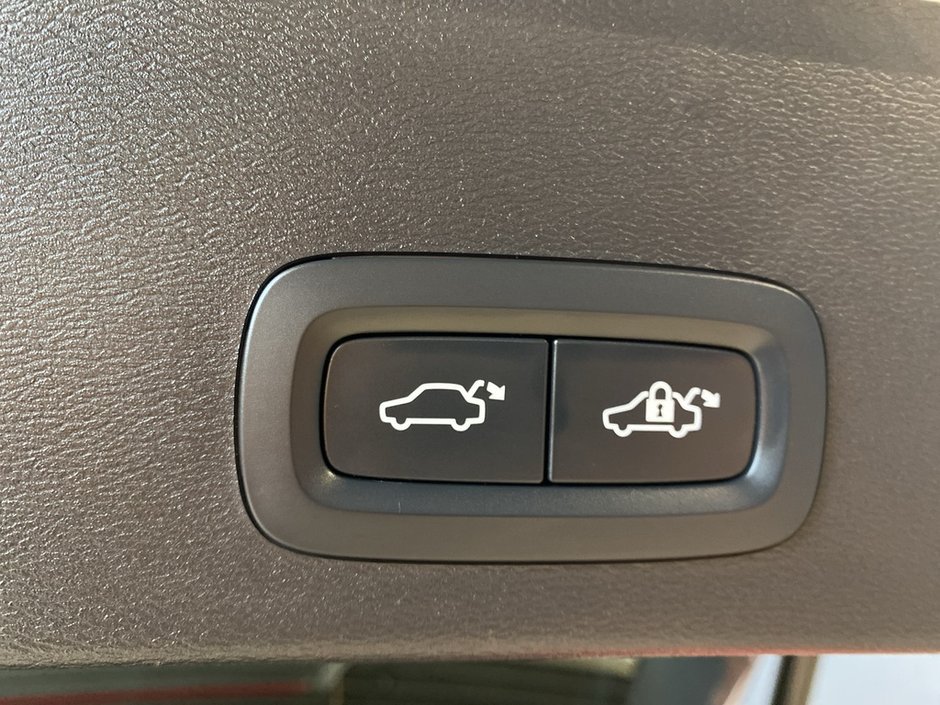 2025 Volvo XC40 B5 AWD Ultra Dark Theme-20