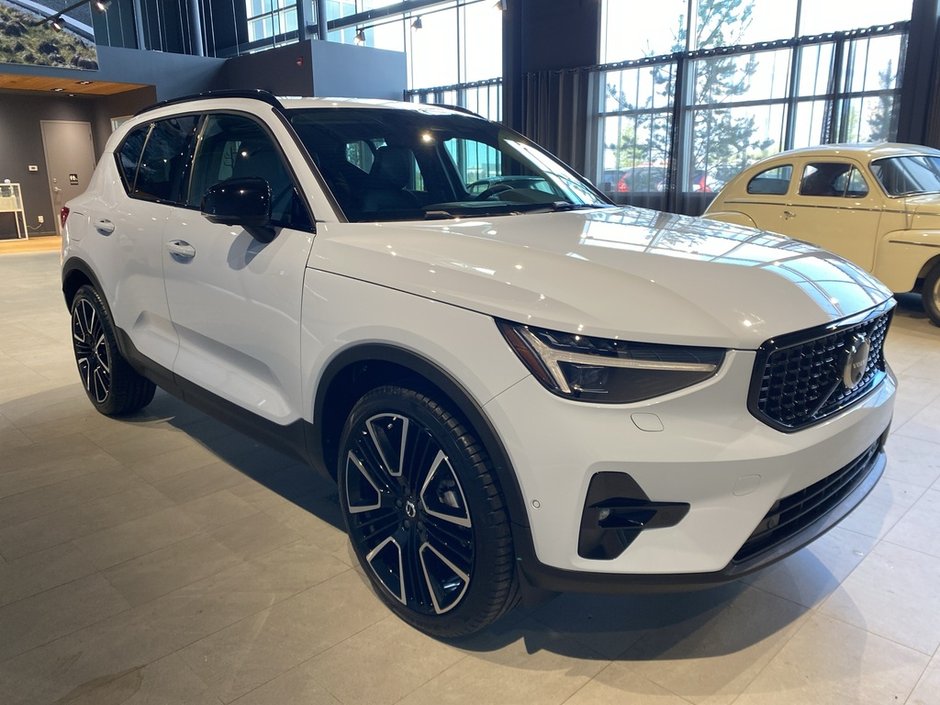 2025 Volvo XC40 B5 AWD Ultra Dark Theme-6