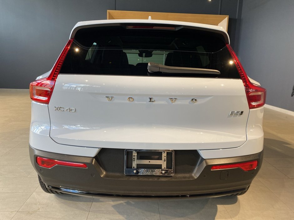 2025 Volvo XC40 B5 AWD Ultra Dark Theme-3