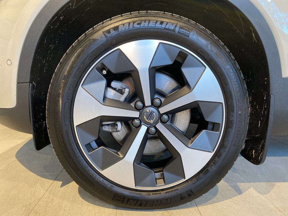 2025 Volvo XC40 B5 AWD Plus Dark Theme-8