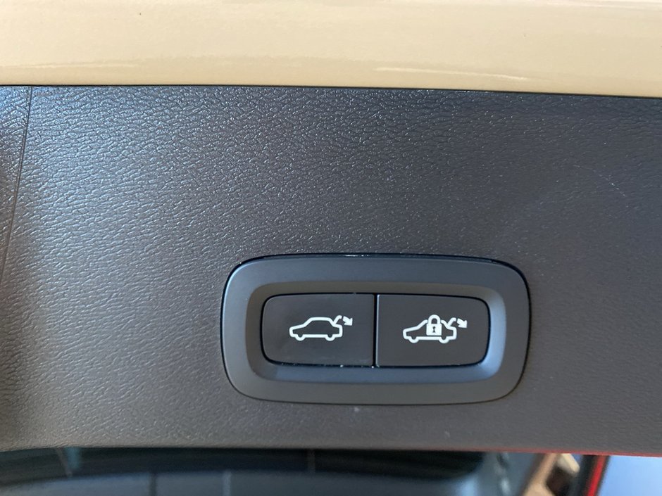 2025 Volvo XC40 B5 AWD Plus Dark Theme-20