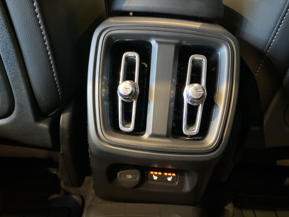 2025 Volvo XC40 B5 AWD Plus Dark Theme-18