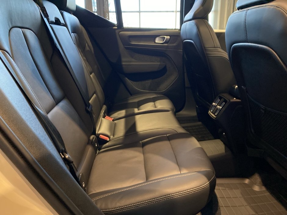 2025 Volvo XC40 B5 AWD Plus Dark Theme-21