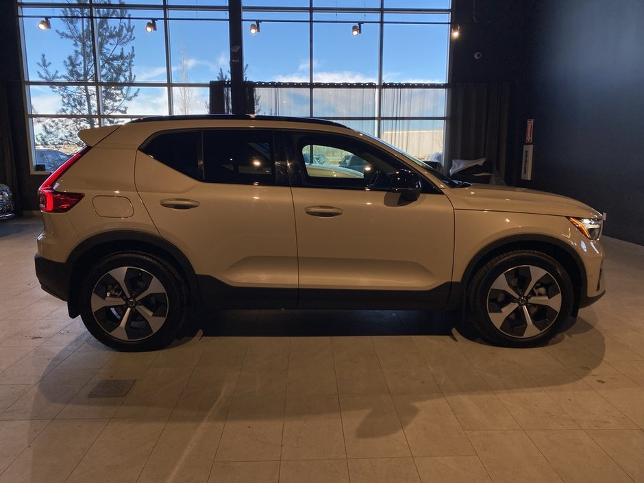 2025 Volvo XC40 B5 AWD Plus Dark Theme-5