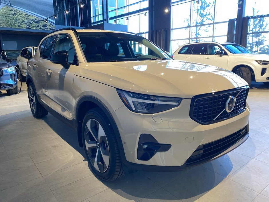 2025 Volvo XC40 B5 AWD Plus Dark Theme-6