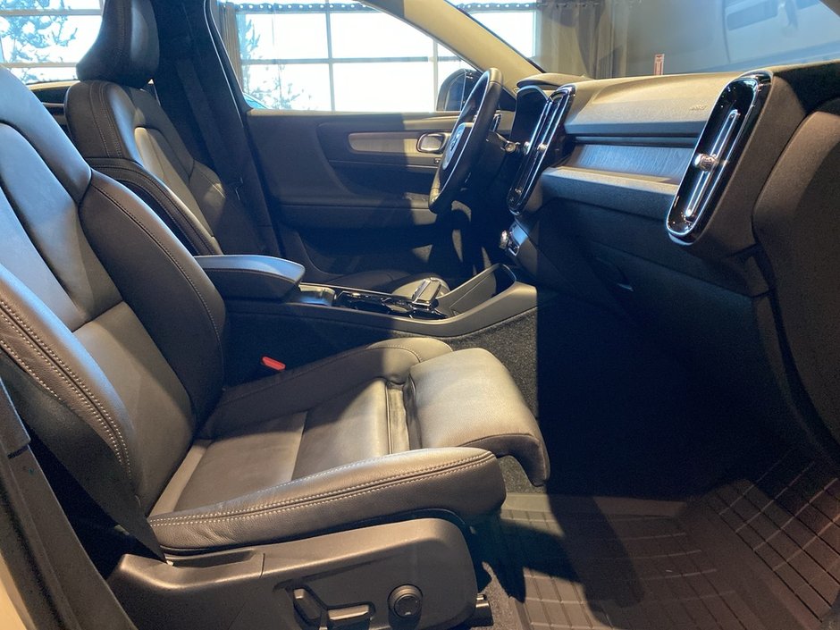 2025 Volvo XC40 B5 AWD Plus Dark Theme-22