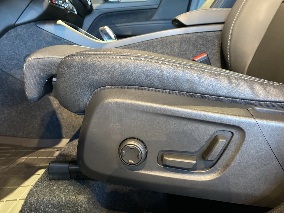 2025 Volvo XC40 B5 AWD Plus Dark Theme-13